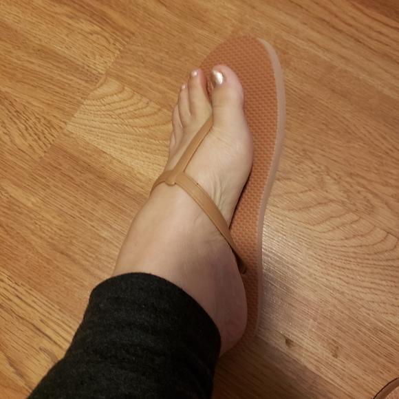 NWOT T-Strap Flip Flops Size 9 - Picture 3 of 5